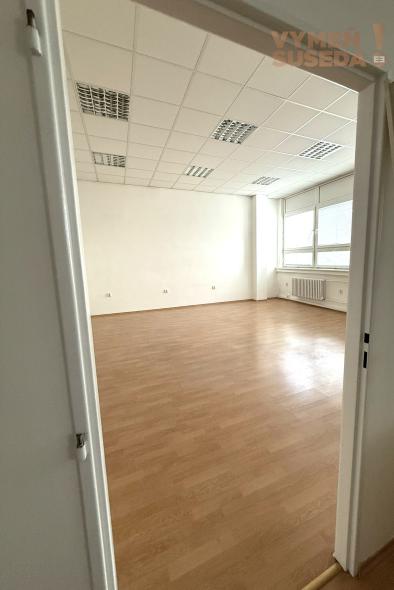 VYMEŇ SUSEDA! - PRENÁJOM ADMINISTRATÍVNYCH / KANCELÁRSKYCH PRIESTOROV v Bratislave (Petržalke) na Kopčianskej ulici s možnosťou parkovacieho státia.