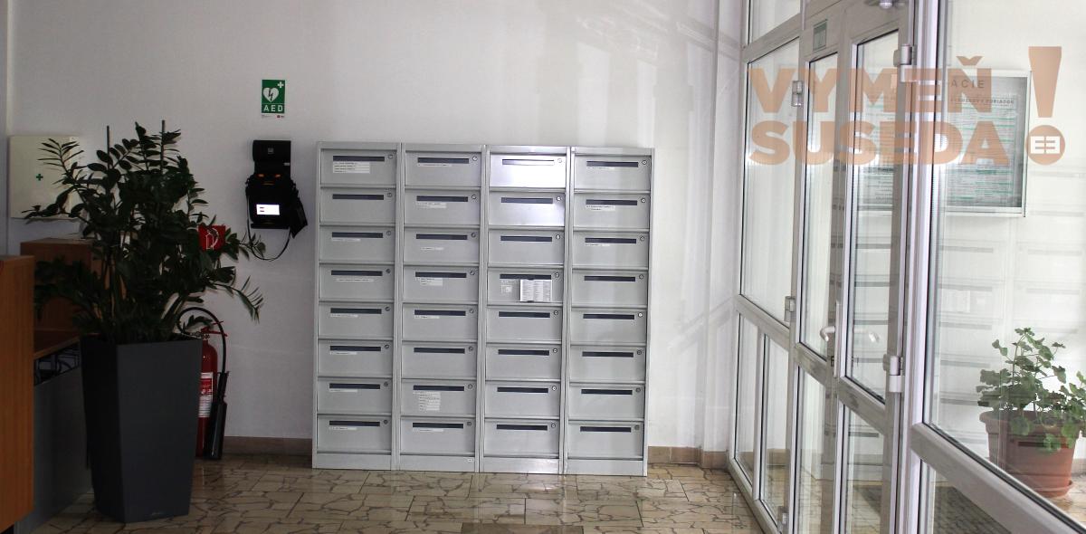 VYMEŇ SUSEDA! - PRENÁJOM ADMINISTRATÍVNYCH / KANCELÁRSKYCH PRIESTOROV v Bratislave (Petržalke) na Kopčianskej ulici s možnosťou parkovacieho státia.