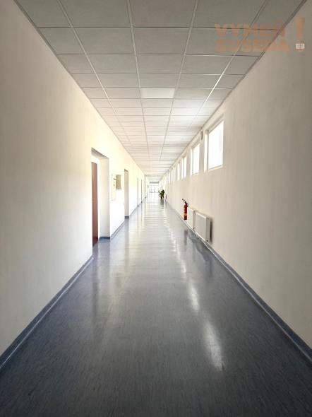 VYMEŇ SUSEDA! - PRENÁJOM ADMINISTRATÍVNYCH / KANCELÁRSKYCH PRIESTOROV v Bratislave (Petržalke) na Kopčianskej ulici s možnosťou parkovacieho státia.