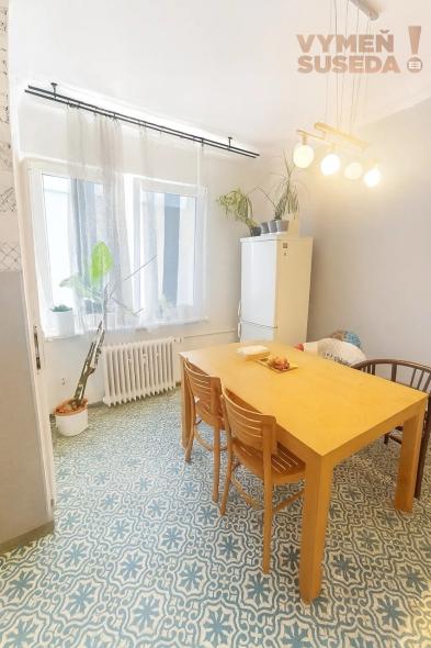 VYMEŇ SUSEDA! – VÝNIMOČNÝ 2 IZB. ZARIADENÝ BYT, PLZENSKÁ, BA III, NOVÉ MESTO