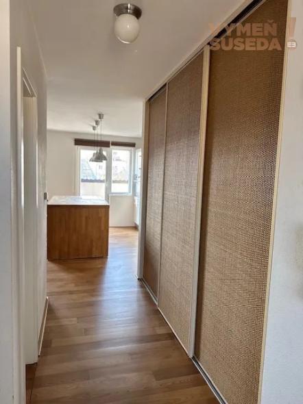 VYMEŇ SUSEDA! – VÝNIMOČNÝ 2 IZB. ZARIADENÝ BYT S DVOMA TERASAMI A GARÁŽOVÝM STÁTÍM, PRI STRELNICI, BA II, RUŽINOV