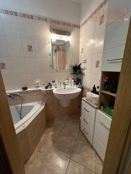 VYMEŇ SUSEDA! – VÝNIMOČNÝ 2 IZB. ZARIADENÝ BYT S BALKÓNOM, OČOVSKÁ, BA V, PETRŽALKA