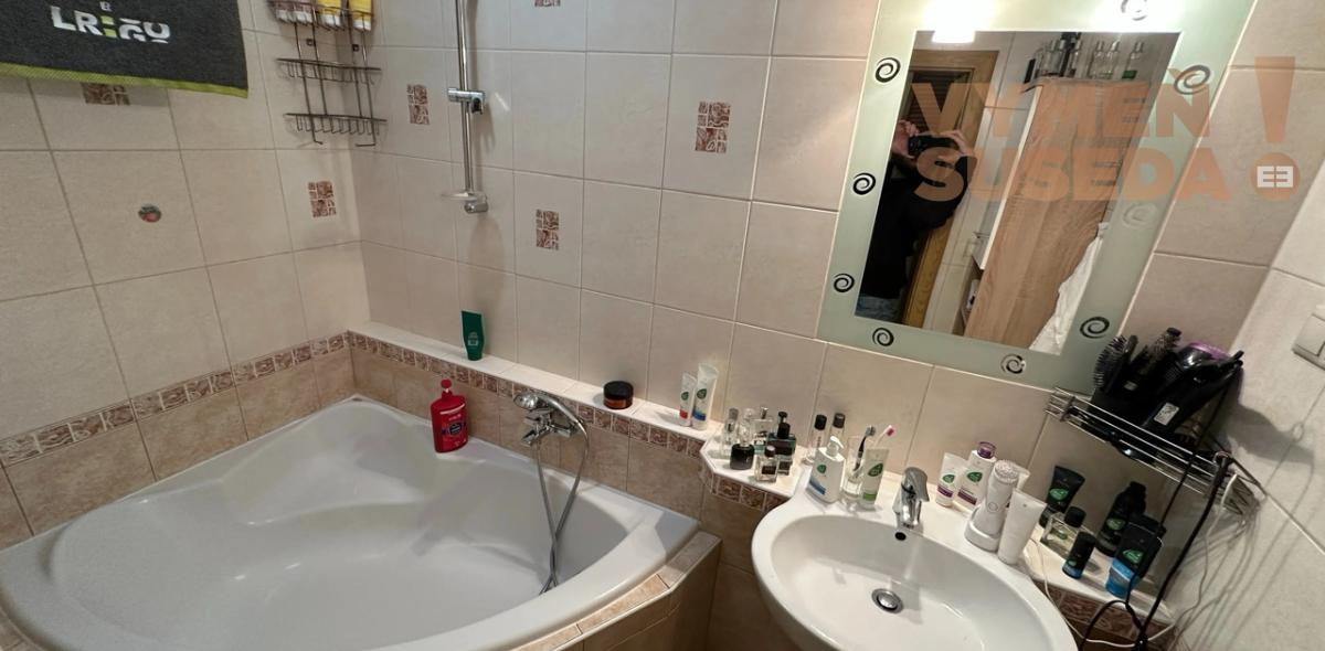 VYMEŇ SUSEDA! – VÝNIMOČNÝ 2 IZB. ZARIADENÝ BYT S BALKÓNOM, OČOVSKÁ, BA V, PETRŽALKA