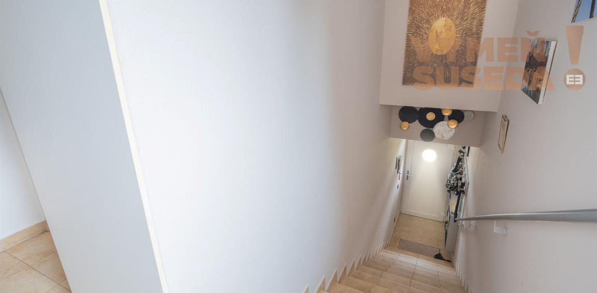 VYMEŇ SUSEDA! - Luxusné bývanie s atmosférou rodinného domu – 4-izbový mezonet so záhradou |Dunajská Lužná