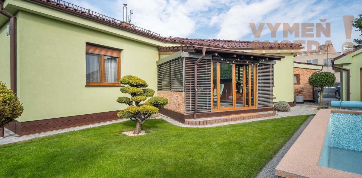 VYMEŇ SUSEDA – Na predaj výnimočný rodinný dom s bazénom, saunou a garážou v Bratislave – Podunajské Biskupice
