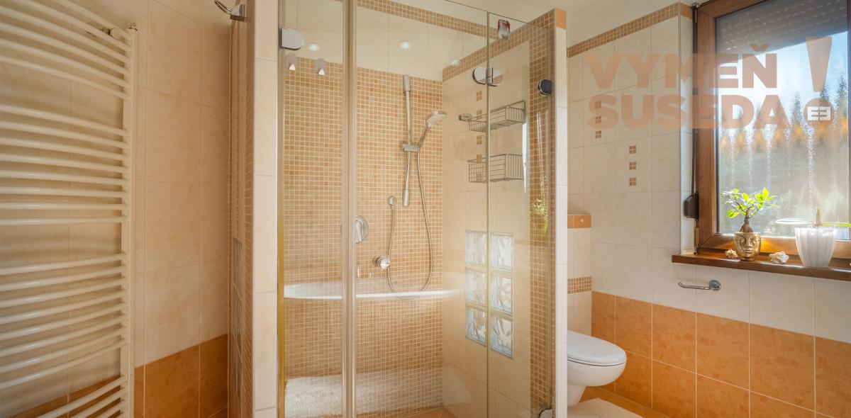 VYMEŇ SUSEDA – Na predaj výnimočný rodinný dom s bazénom, saunou a garážou v Bratislave – Podunajské Biskupice