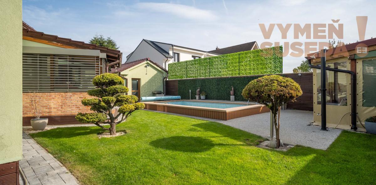 VYMEŇ SUSEDA – Na predaj výnimočný rodinný dom s bazénom, saunou a garážou v Bratislave – Podunajské Biskupice