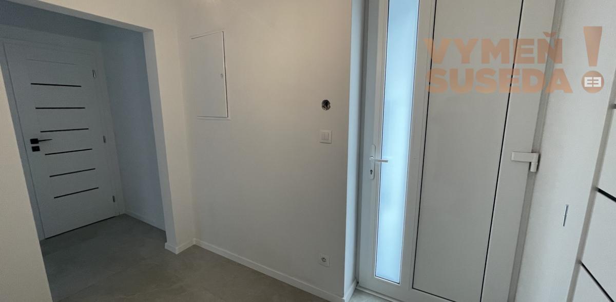 VYMEŇ SUSEDA! -  Ponúkame vám na predaj moderný a zároveň elegantný  4-izbový byt  s vlastnou záhradou ktorý je súčasťou 3-domu v obci Dunajská Lužná