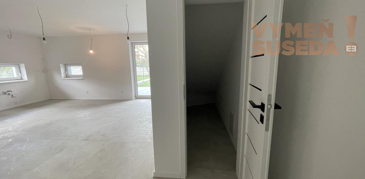 VYMEŇ SUSEDA! -  Ponúkame vám na predaj moderný a zároveň elegantný  4-izbový byt  s vlastnou záhradou ktorý je súčasťou 3-domu v obci Dunajská Lužná