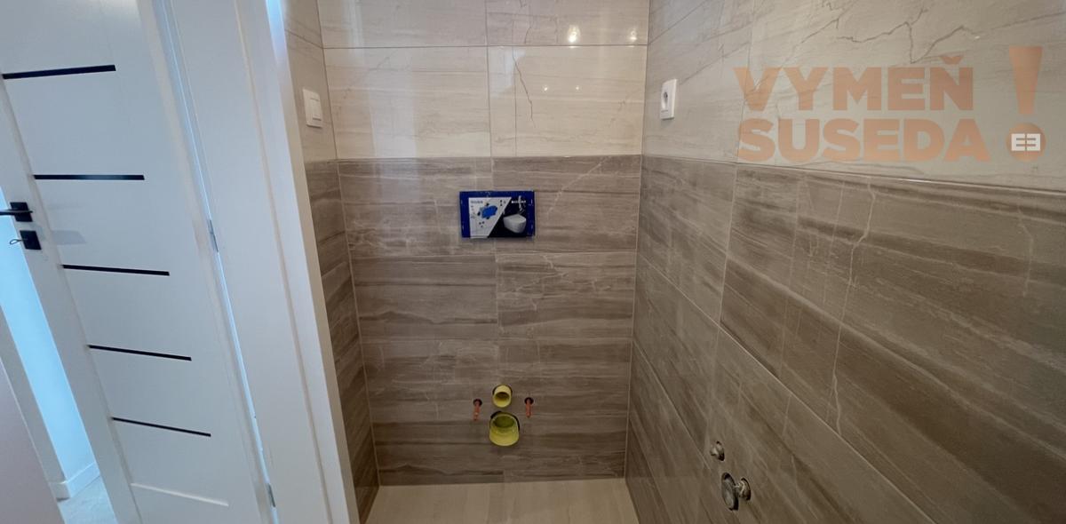 VYMEŇ SUSEDA! -  Ponúkame vám na predaj moderný a zároveň elegantný  4-izbový byt  s vlastnou záhradou ktorý je súčasťou 3-domu v obci Dunajská Lužná