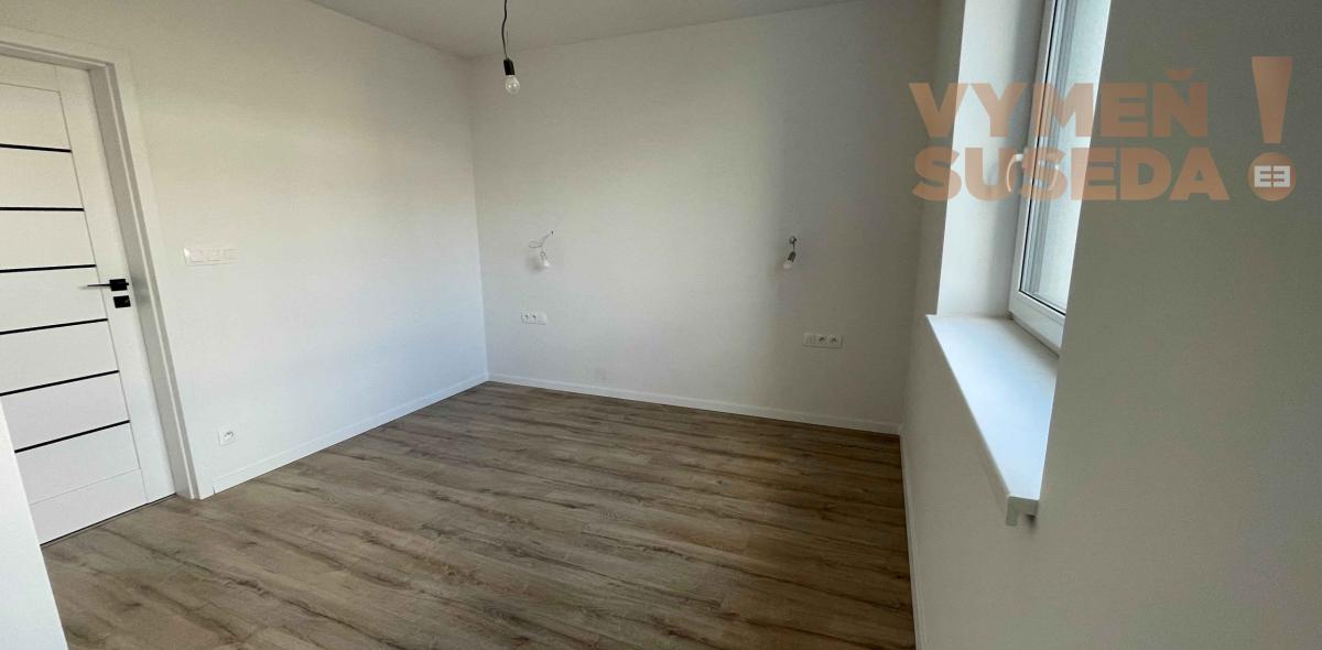 VYMEŇ SUSEDA! -  Ponúkame vám na predaj moderný a zároveň elegantný  4-izbový byt  s vlastnou záhradou ktorý je súčasťou 3-domu v obci Dunajská Lužná