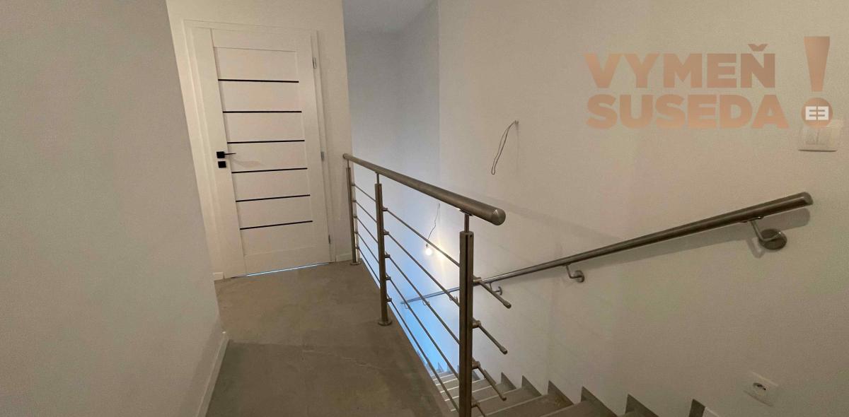 VYMEŇ SUSEDA! -  Ponúkame vám na predaj moderný a zároveň elegantný  4-izbový byt  s vlastnou záhradou ktorý je súčasťou 3-domu v obci Dunajská Lužná