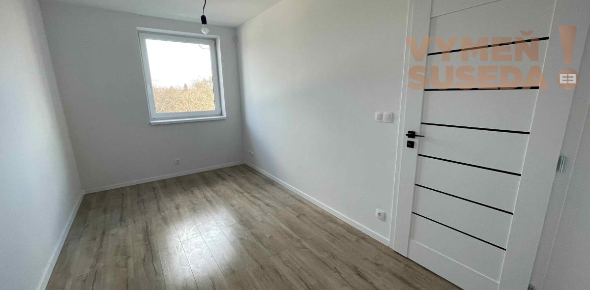 VYMEŇ SUSEDA! -  Ponúkame vám na predaj moderný a zároveň elegantný  4-izbový byt  s vlastnou záhradou ktorý je súčasťou 3-domu v obci Dunajská Lužná