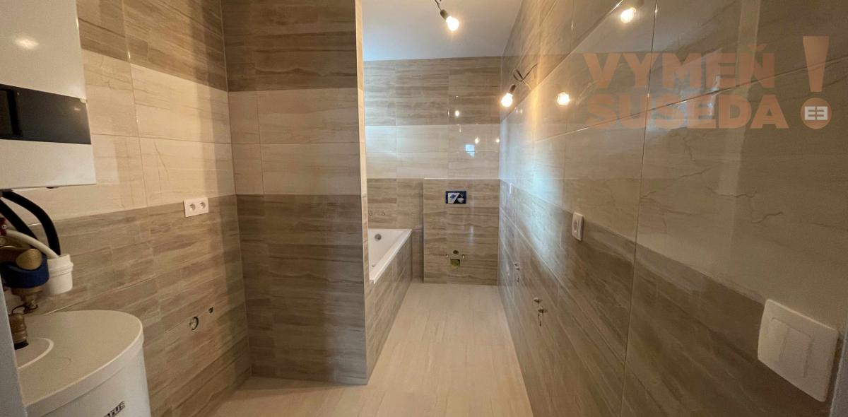 VYMEŇ SUSEDA! -  Ponúkame vám na predaj moderný a zároveň elegantný  4-izbový byt  s vlastnou záhradou ktorý je súčasťou 3-domu v obci Dunajská Lužná