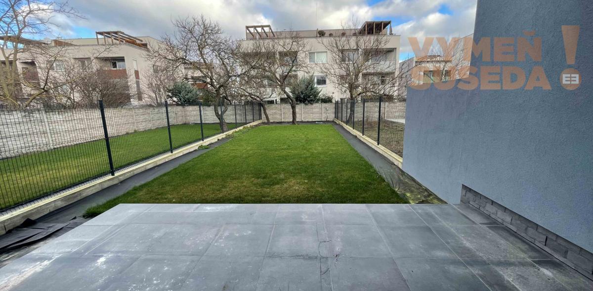 VYMEŇ SUSEDA! -  Ponúkame vám na predaj moderný a zároveň elegantný  4-izbový byt  s vlastnou záhradou ktorý je súčasťou 3-domu v obci Dunajská Lužná