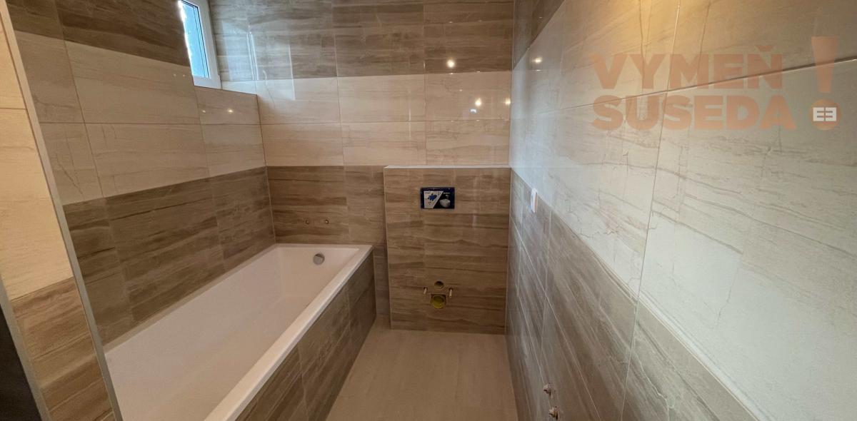 VYMEŇ SUSEDA! -  Ponúkame vám na predaj moderný a zároveň elegantný  4-izbový byt  s vlastnou záhradou ktorý je súčasťou 3-domu v obci Dunajská Lužná