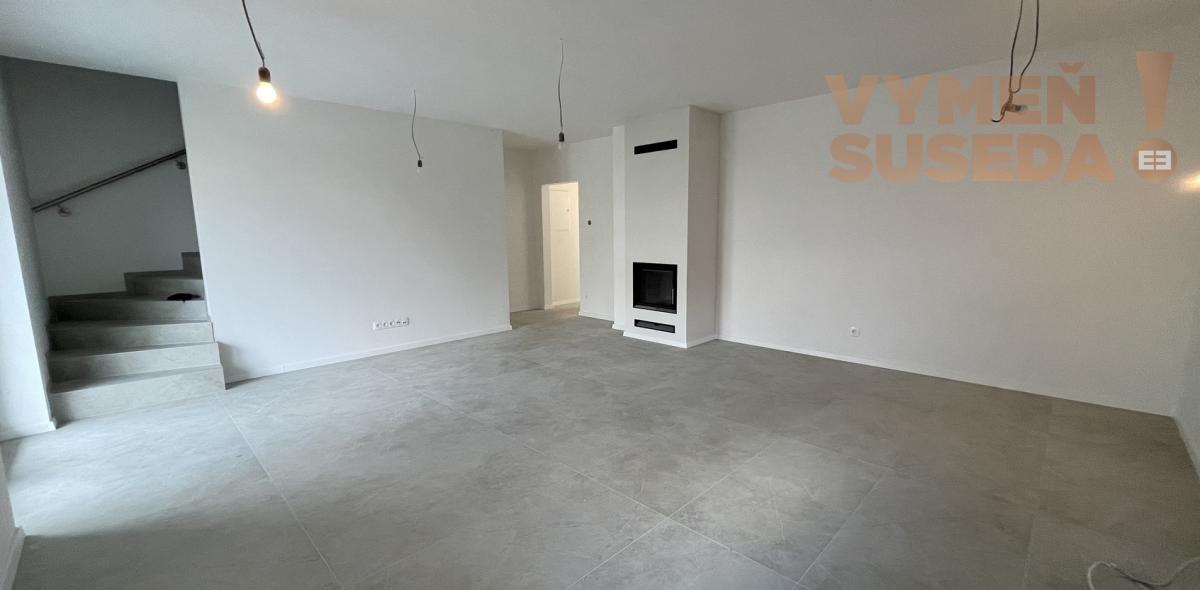 VYMEŇ SUSEDA! -  Ponúkame vám na predaj moderný a zároveň elegantný  4-izbový rodinný dom s vlastnou záhradou ktorý je súčasťou 3-domu v obci Dunajská Lužná