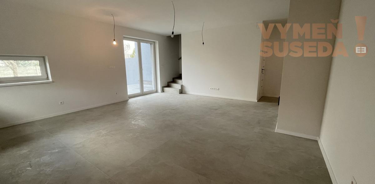 VYMEŇ SUSEDA! -  Ponúkame vám na predaj moderný a zároveň elegantný  4-izbový rodinný dom s vlastnou záhradou ktorý je súčasťou 3-domu v obci Dunajská Lužná