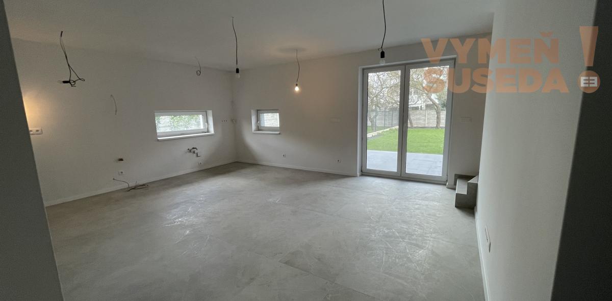 VYMEŇ SUSEDA! -  Ponúkame vám na predaj moderný a zároveň elegantný  4-izbový rodinný dom s vlastnou záhradou ktorý je súčasťou 3-domu v obci Dunajská Lužná