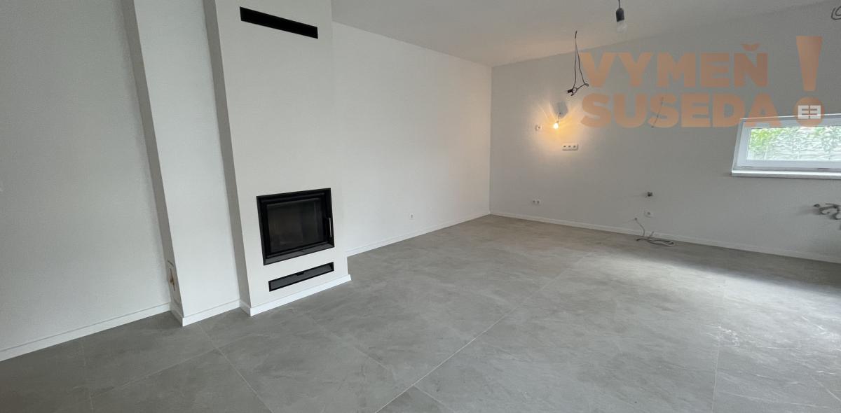 VYMEŇ SUSEDA! -  Ponúkame vám na predaj moderný a zároveň elegantný  4-izbový rodinný dom s vlastnou záhradou ktorý je súčasťou 3-domu v obci Dunajská Lužná