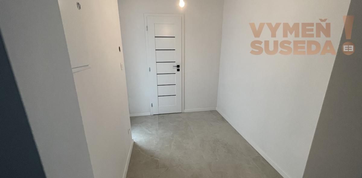 VYMEŇ SUSEDA! -  Ponúkame vám na predaj moderný a zároveň elegantný  4-izbový rodinný dom s vlastnou záhradou ktorý je súčasťou 3-domu v obci Dunajská Lužná