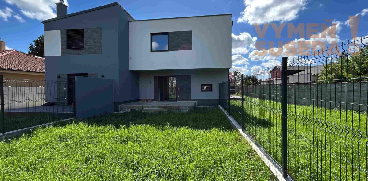 VYMEŇ SUSEDA! -  Ponúkame vám na predaj moderný a zároveň elegantný  4-izbový rodinný dom s vlastnou záhradou ktorý je súčasťou 3-domu v obci Dunajská Lužná