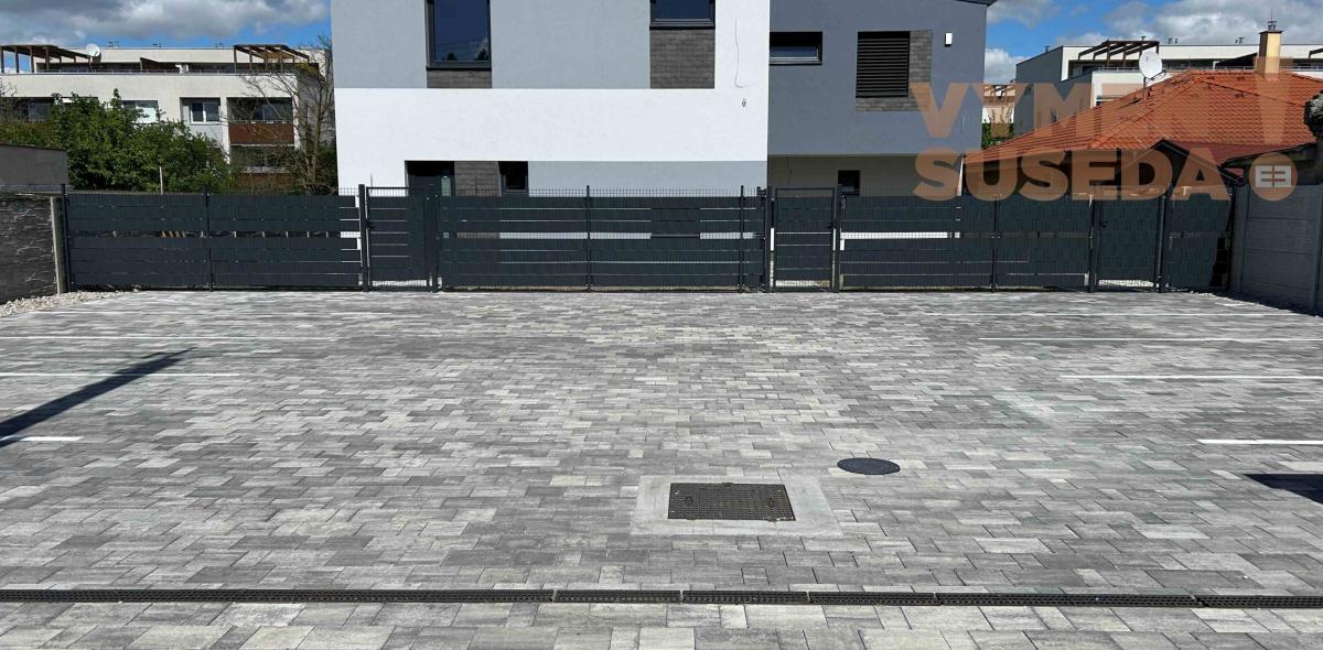 VYMEŇ SUSEDA! -  Ponúkame vám na predaj moderný a zároveň elegantný  4-izbový byt  s vlastnou záhradou ktorý je súčasťou 3-domu v obci Dunajská Lužná