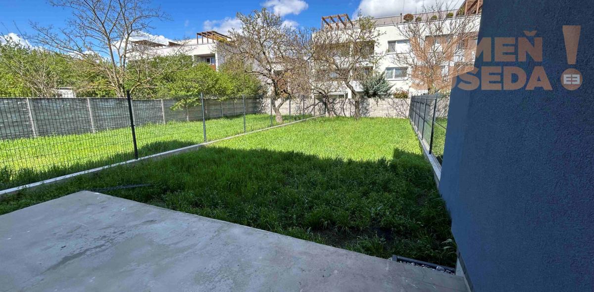 VYMEŇ SUSEDA! -  Ponúkame vám na predaj moderný a zároveň elegantný  4-izbový byt  s vlastnou záhradou ktorý je súčasťou 3-domu v obci Dunajská Lužná