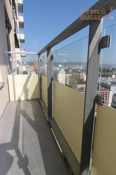 VYMEŇ SUSEDA! - JEDINEČNÝ 3 IZB. BYT S DVOMA BALKÓNMI A KRÁSNYM VÝHĽADOM, GARÁŽ+PIVNICA, NOVOSTAVBA, NIVY