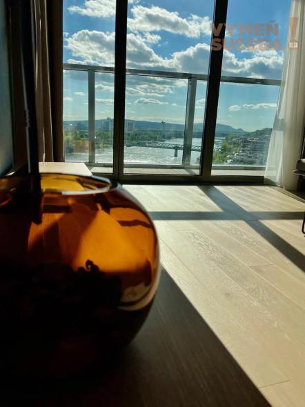 VYMEŇ SUSEDA! - VÝNIMOČNÝ 2 IZB. BYT S LOGGIOU A PARKOVANÍM, PRIBINOVA UL., EUROVEA TOWER, BRATISLAVA I, STARÉ MESTO,