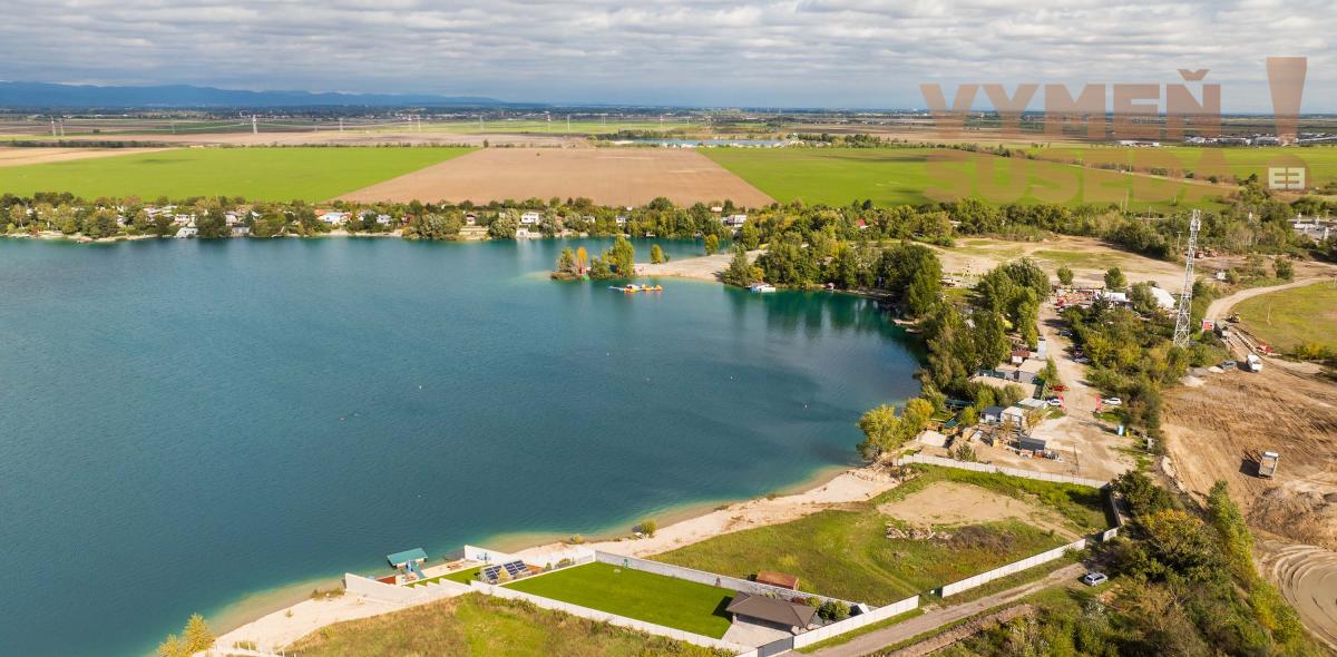 VYMEŇ SUSEDA! – Exkluzívny pozemok na predaj priamo pri jazere Veľké Košariská, Rovinka.