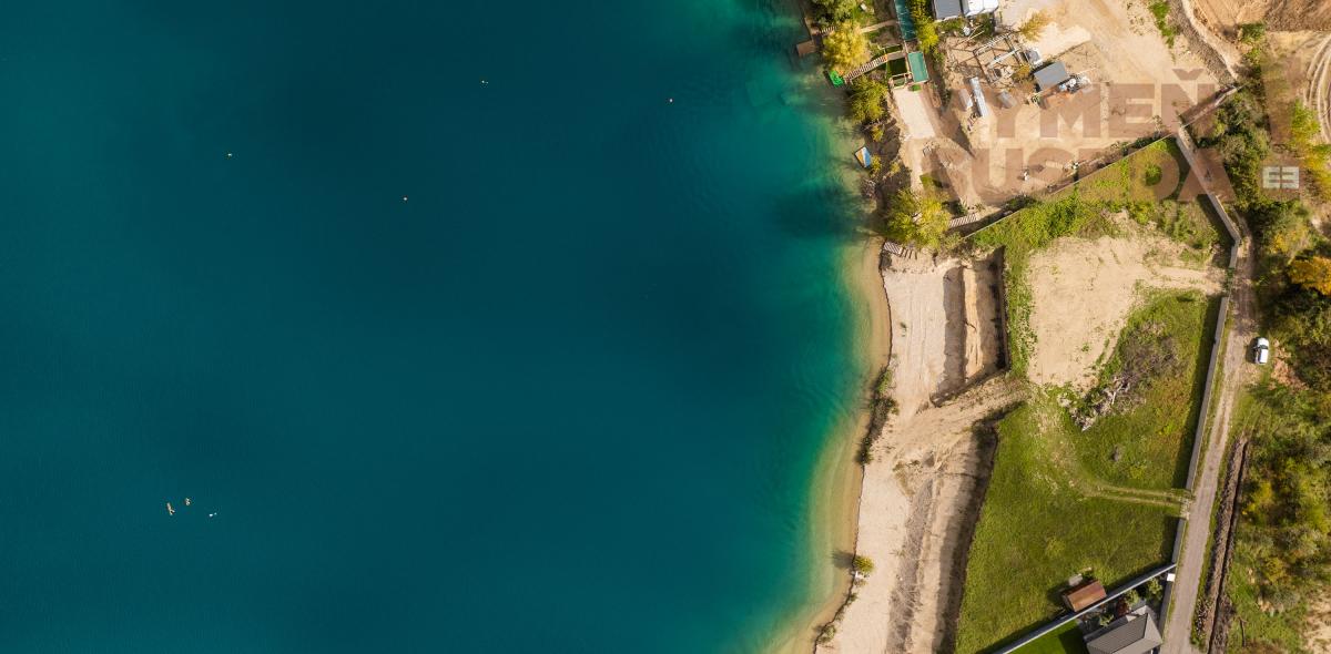 VYMEŇ SUSEDA! – Exkluzívny pozemok na predaj priamo pri jazere Veľké Košariská, Rovinka.