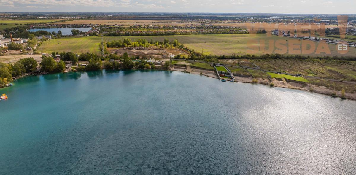 VYMEŇ SUSEDA! – Exkluzívny pozemok na predaj priamo pri jazere Veľké Košariská, Rovinka.