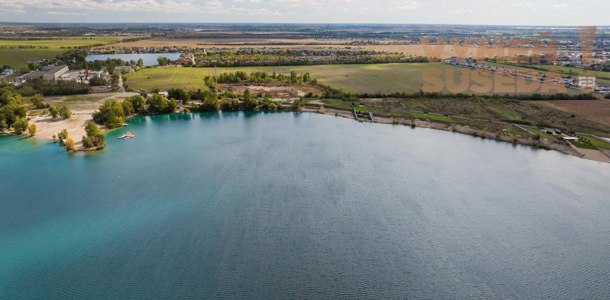 VYMEŇ SUSEDA! – Exkluzívny pozemok na predaj priamo pri jazere Veľké Košariská, Rovinka.
