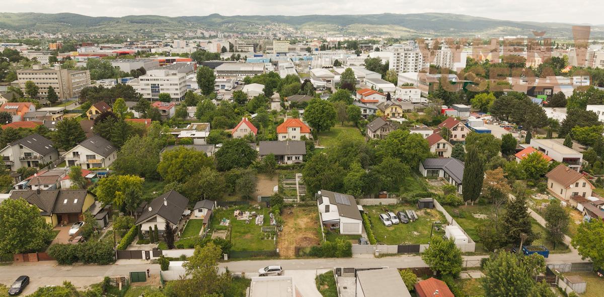 VYMEŇ SUSEDA! - VÝNIMOČNÝ STAVEBNÝ POZEMOK, BOČNÁ ULICA, BRATISLAVA II - TRNÁVKA.