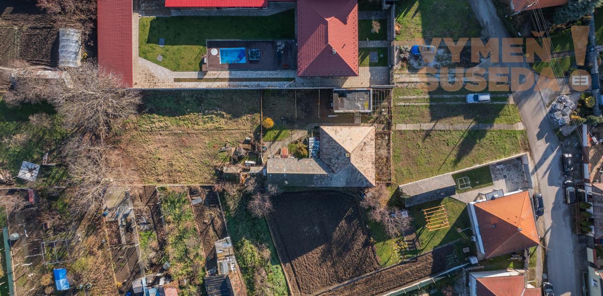 VYMEŇ SUSEDA! - VÝNIMOČNÝ STAVEBNÝ POZEMOK S RODINNÝM DOMOM ŠALGOČKA.