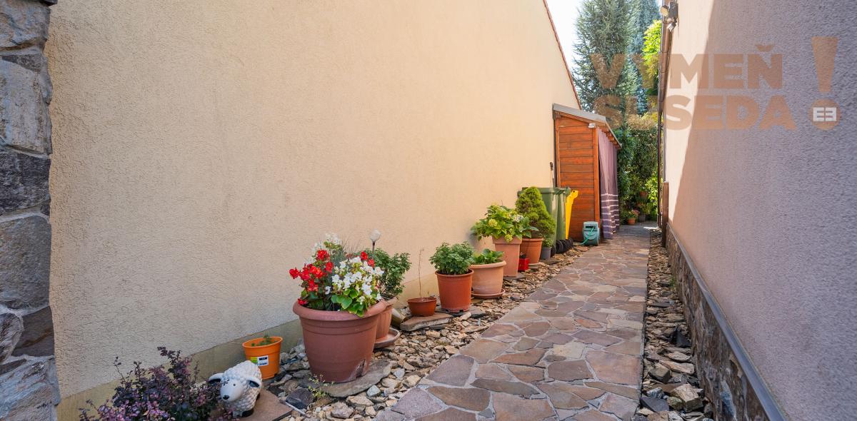 VYMEŇ SUSEDA! – PONÚKAME NA PREDAJ VÝNIMOČNÝ 5 IZBOVÝ RODINNÝ DOM, STUPAVA.