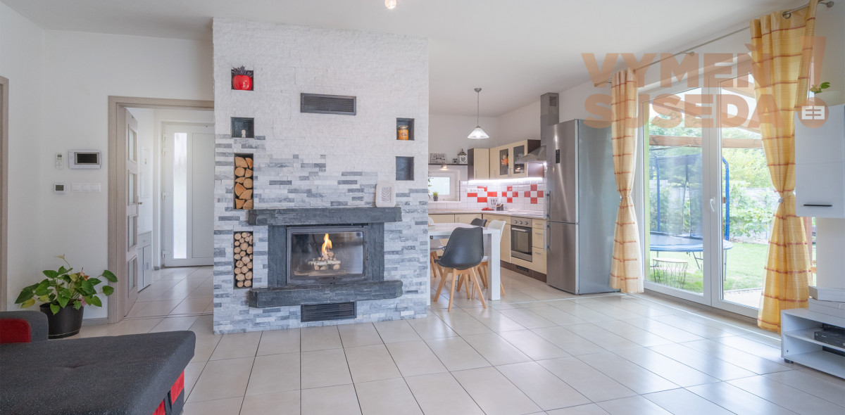 VYMEŇ SUSEDA! - 4 IZB. RODINNÝ DOM S VEĽKÝM ZÁHRADNÝM DOMČEKOM V NOVOVYBUDOVANEJ REZIDENČNEJ LOKALITE VAMPÍL