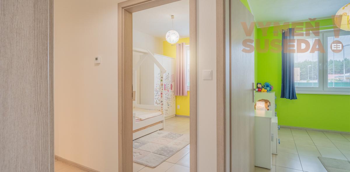 VYMEŇ SUSEDA! - 4 IZB. RODINNÝ DOM S VEĽKÝM ZÁHRADNÝM DOMČEKOM V NOVOVYBUDOVANEJ REZIDENČNEJ LOKALITE VAMPÍL