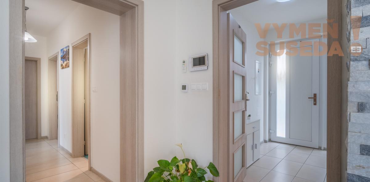 VYMEŇ SUSEDA! - 4 IZB. RODINNÝ DOM S VEĽKÝM ZÁHRADNÝM DOMČEKOM V NOVOVYBUDOVANEJ REZIDENČNEJ LOKALITE VAMPÍL