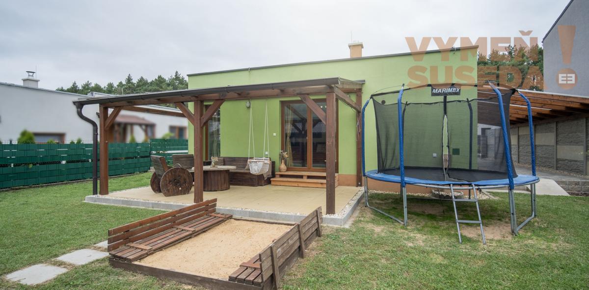 VYMEŇ SUSEDA! - 4 IZB. RODINNÝ DOM S VEĽKÝM ZÁHRADNÝM DOMČEKOM V NOVOVYBUDOVANEJ REZIDENČNEJ LOKALITE VAMPÍL