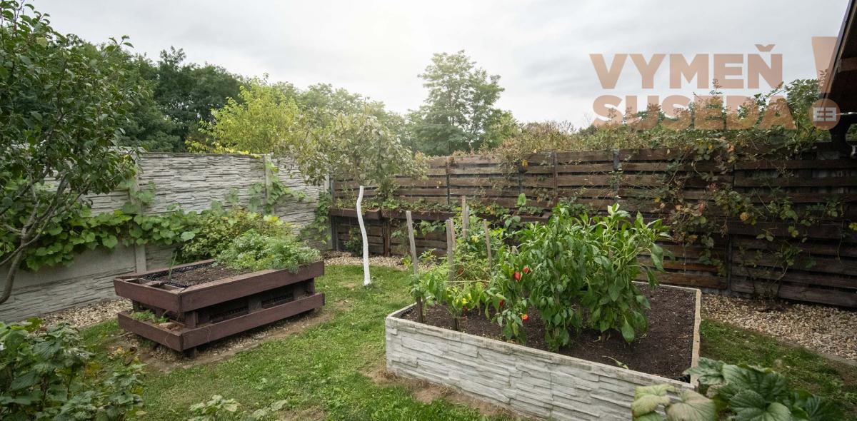 VYMEŇ SUSEDA! - 4 IZB. RODINNÝ DOM S VEĽKÝM ZÁHRADNÝM DOMČEKOM V NOVOVYBUDOVANEJ REZIDENČNEJ LOKALITE VAMPÍL