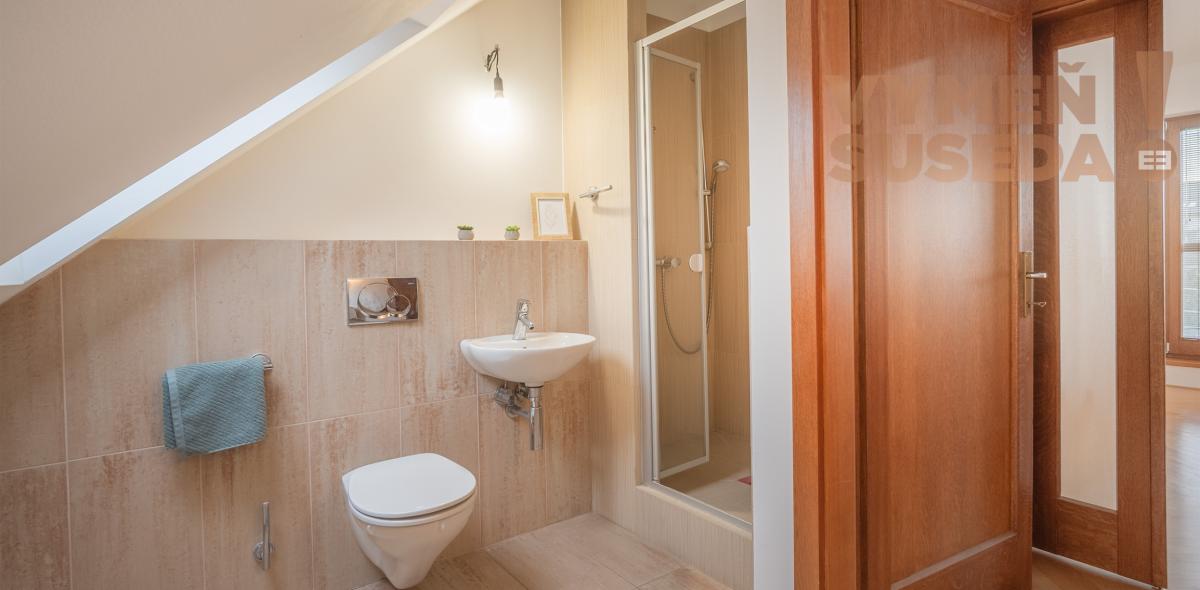 VYMEŇ SUSEDA! – PONÚKAME NA PREDAJ VÝNIMOČNÝ 5 IZBOVÝ RODINNÝ DOM, STUPAVA.