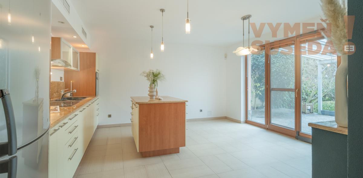 VYMEŇ SUSEDA! – PONÚKAME NA PREDAJ VÝNIMOČNÝ 5 IZBOVÝ RODINNÝ DOM, STUPAVA.