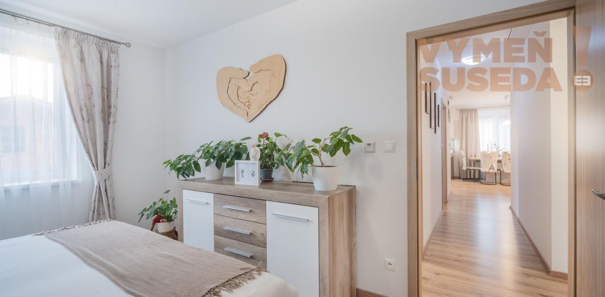 VYMEŇ SUSEDA! – VÝNIMOČNÝ 4 IZB. RODINNÝ DOM S VEĽKÝM POZEMKOM, obec HAMULIAKOVO