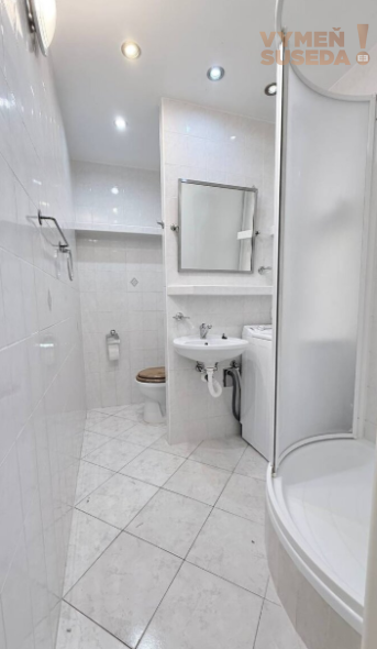 NA PRENÁJOM – PRIESTRANNÝ  2-IZBOVÝ BYT, REZEDOVÁ ULICA