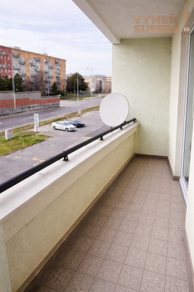 VYMEŇ SUSEDA! - Výnimočný  4-izbový byt v Ružinove s dvoma loggiami – Martinčekova ulica.