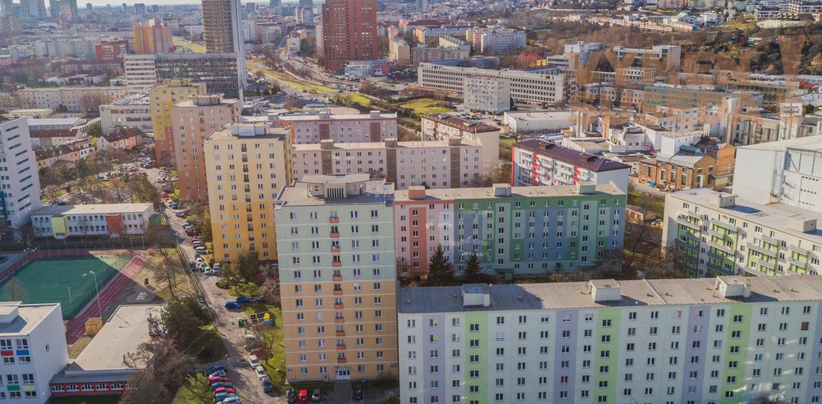 VYMEŇ SUSEDA! – 4. IZB. PRIESTRANNÝ KLIMATIZOVANÝ BYT s LOGGIOU  BA III., NOVÉ MESTO.