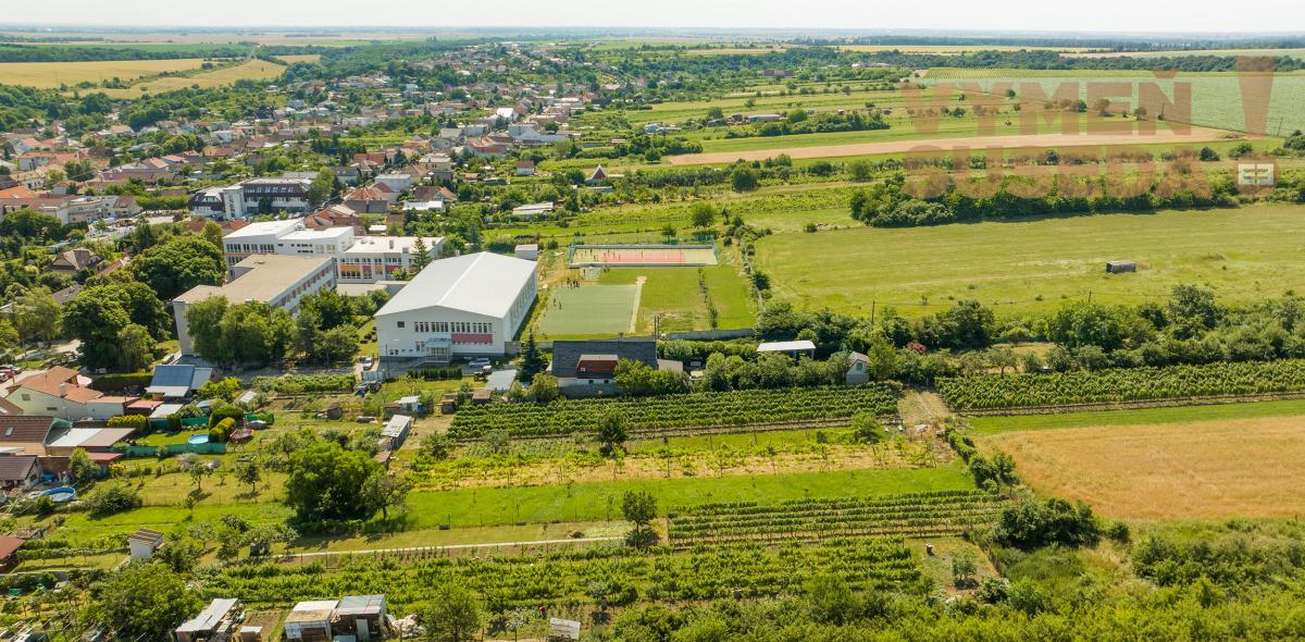 VYMEŇ SUSEDA! – PONÚKAME NA PREDAJ VÝNIMOČNÝ STAVEBNÝ POZEMOK 861m2.