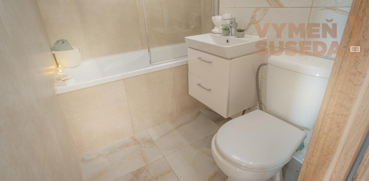 VYMEŇ SUSEDA! – KOMPLETNE ZREKONŠTRUOVANÝ 2 IZB. BYT S LOGGIOU A PARKOVACÍM MIESTOM, VLČIE HRDLO, BRATISLAVA II, RUŽINOV.